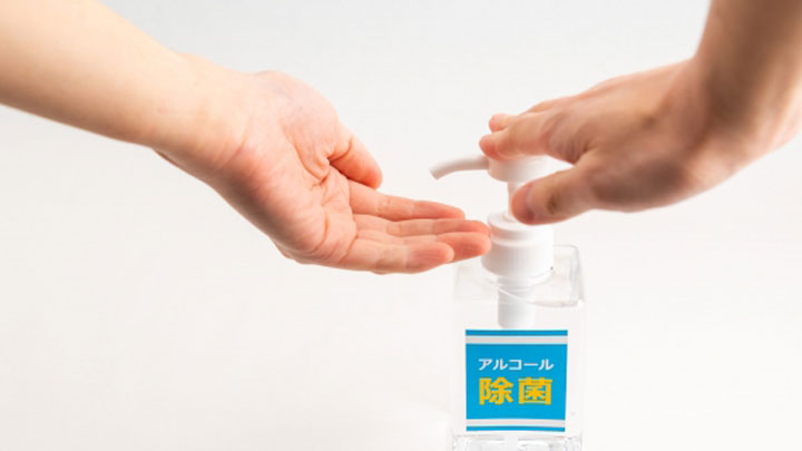 消毒をする手