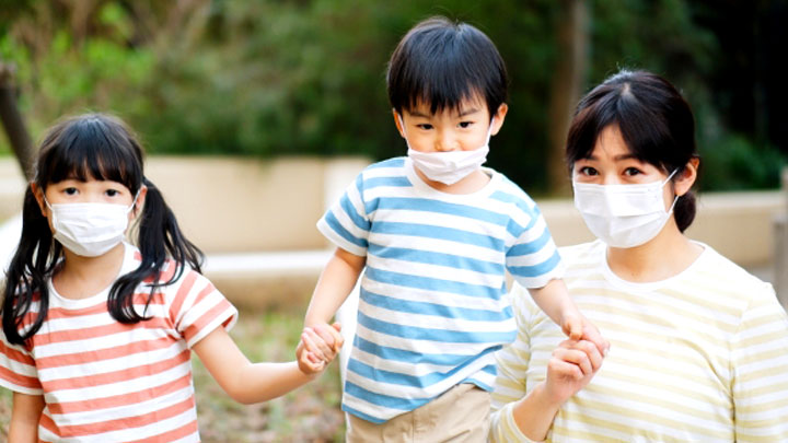 マスクをする子連れ家族