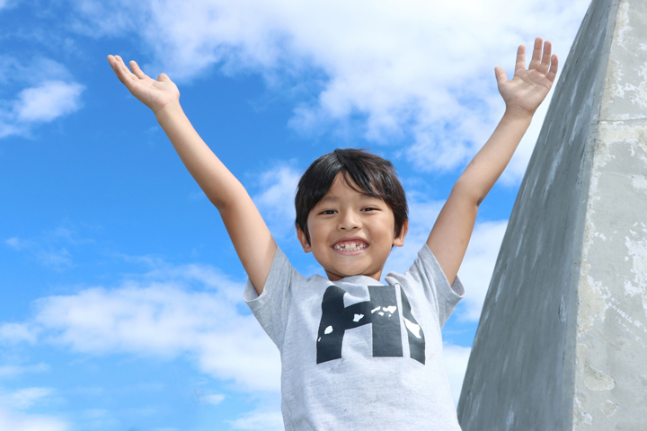 バンザイをする男の子