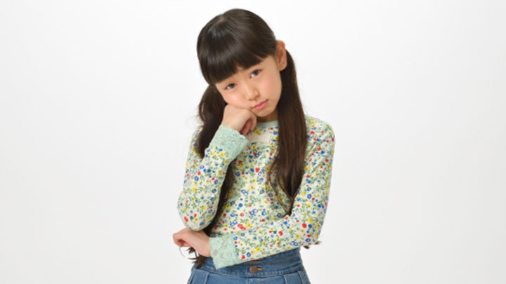 悩んでいる子どもの写真